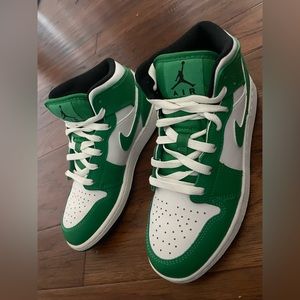 Big Kids’ Nike Air Jordan Retro 1 Mid Casual Shoes Size 4.5Y (6 Women’s)